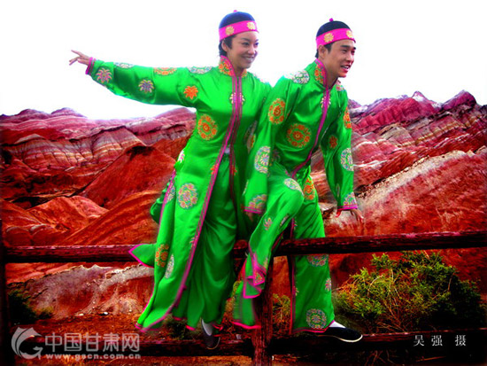 跟随领略甘肃张掖丹霞地貌美景\/组图