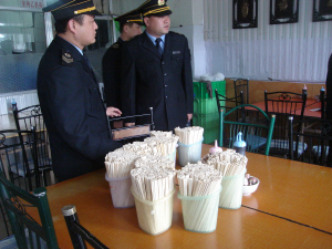 卫生监督部门昨对城关区餐饮单位进行检查