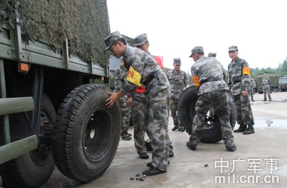 济南军区装甲师赴黄海海训 90后战士挑大梁