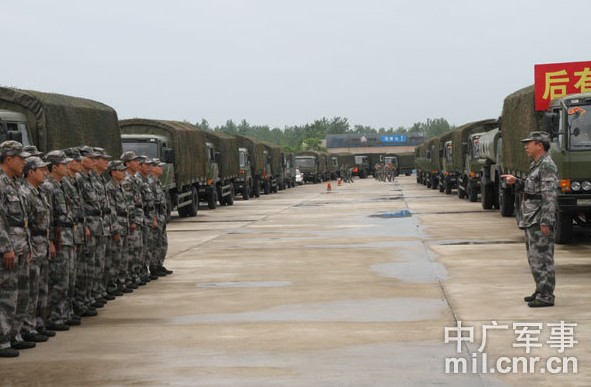 济南军区装甲师赴黄海海训 90后战士挑大梁