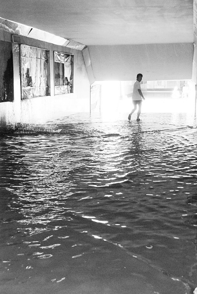 雁滩公园门前水管破裂 淹了地下通道