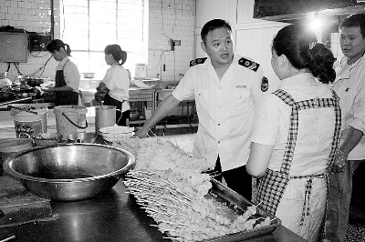 兰州:树人中学食堂卫生差被抓现行