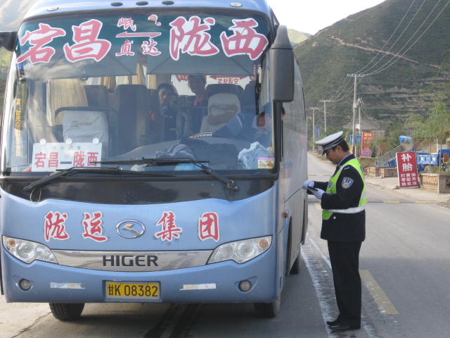 中国甘肃网讯(通讯员 韩志杰)为了保障国庆佳节期间的道路交通安全畅通,全力预防重特大道路交通事故的发生,宕昌县交警大队各值班备勤组和南河、官鹅沟旅游执勤点的民警,按照实施方案部署,始终坚守岗位,落实各项措施,全身心投入国庆节交通安保工作中,使今年国庆佳节期间的交通秩序始终保持稳定安全。 为了确保节日交通安全,大队领导根据辖区假日期间重大活动和旅游交通特点,科学安排勤务,增设临时执勤点,增加路面巡查警力。大队各执勤点和交通安全服务站实行24小时勤务制度,民警放弃休息,全员出警,恪守职责,严格落实各