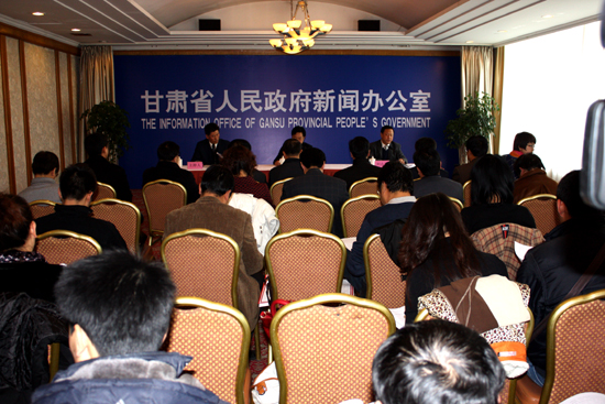 女子影楼拍<em>裸体艺术照</em>遭店员勒索外泄_中国甘