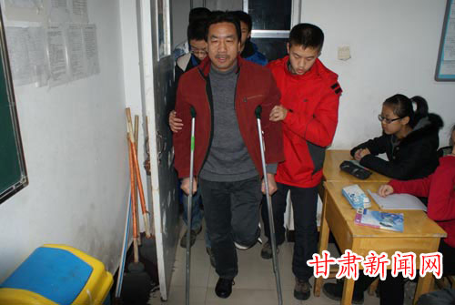 甘肃酒泉 教师 骨折单腿 跪 椅 讲课 __中国甘肃网