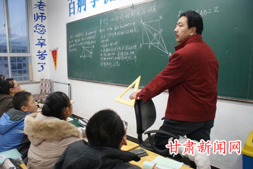 甘肃酒泉 教师 骨折单腿 跪 椅 讲课 __中国甘肃网