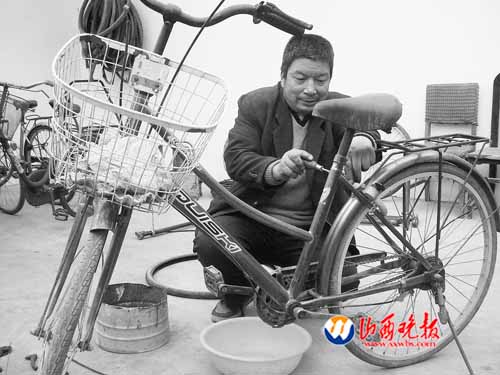 54岁甘肃人义务为山西群众修自行车26年(图)