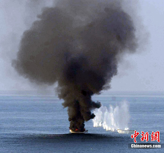 美国海军军舰炮击海盗船[图]__中国甘肃网