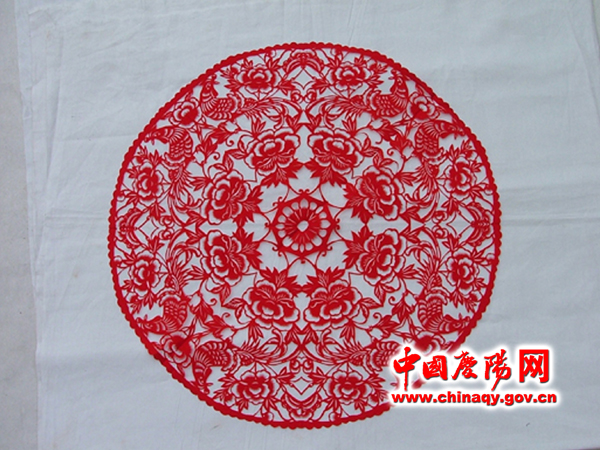 庆阳民间剪纸在庆阳民间,逢年过节,娶媳嫁女,满月祝寿,农村妇女们都要打扫庭室、裱糊墙壁,又要执剪铰纸,制作窗花。在窗框、炕围、墙壁、门扇上贴上红红绿绿的各种剪纸花,把自己的居室打扮得五彩缤纷、红红火火。这些剪纸花,因贴的位置不同而名称各异。贴在门上的叫门花,贴在窗上的叫窗花,贴在炕墙上的叫炕围花,贴在顶棚上的叫顶棚花。 走进庆阳农舍,随处可见剪纸花,有些已不再住人的窑洞房舍的窗框上、炕围上,被烟火熏得发黑的剪纸花依然牢牢地贴在那里。剪纸在庆阳,如同五谷杂粮一样必不可少,哪里有人住,哪里就有纸剪的花。