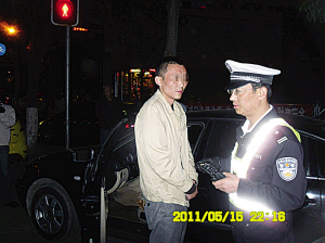 醉驾冲卡 的哥或被禁驾十年