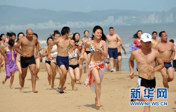 三亚千人比基尼派对激情上演_中国甘肃网