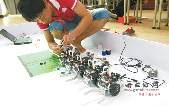 聚焦中国机器人大赛:你能踢足球我会下象棋