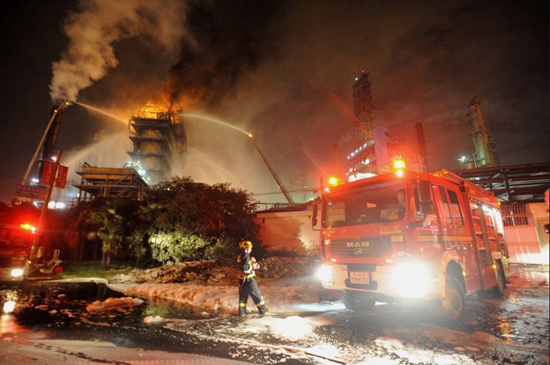 上海浦东一炼油厂爆炸并引发火灾