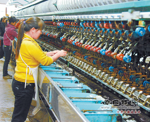 康县鑫虹缫丝厂的职工在加工蚕丝