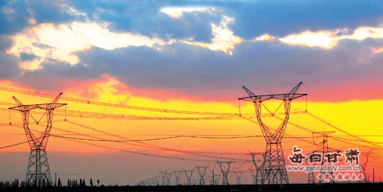 图说新闻:山丹县境内的750千伏超高压输变电线