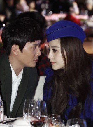 范冰冰甜蜜空姐造型亮相与冯绍峰热聊