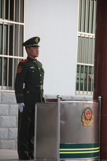 组图:武警8674部队一连官兵践行宗旨为人民