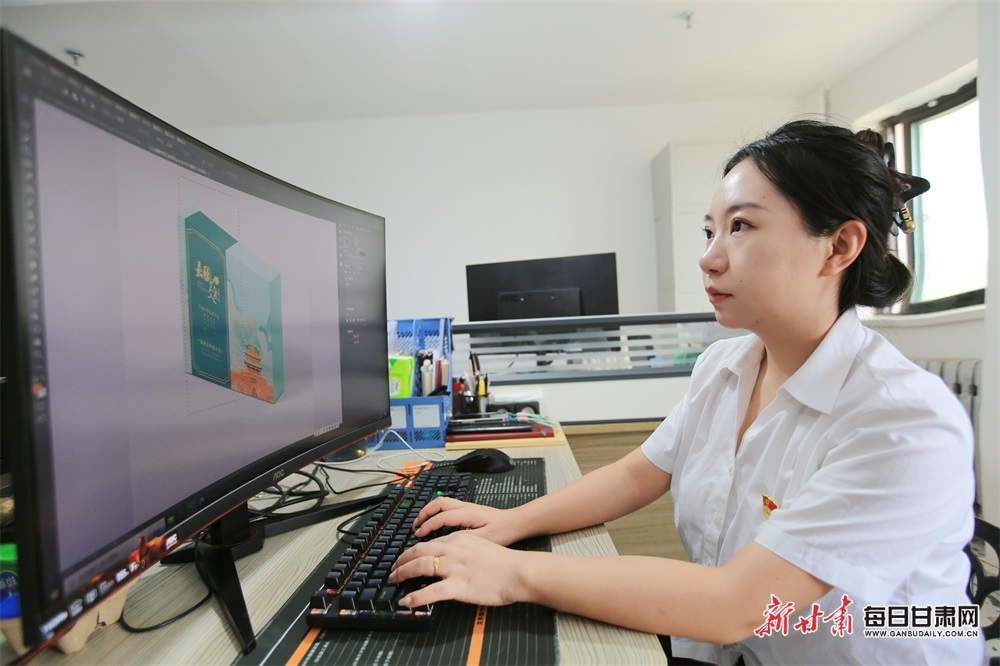 【图片故事】妙笔绘长城 丹心织锦绣 记嘉峪关市文创设计师刘丹