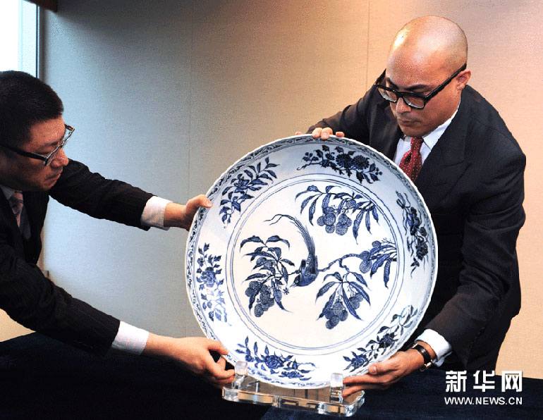 3月5日,苏富比拍卖行工作人员在展示明朝永乐年制造的青花"荔枝绶鸟"