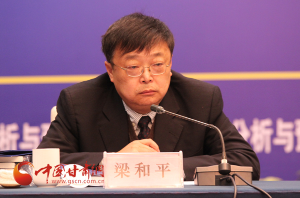 省委宣传部办公室主任,省委对外宣传办公室主任梁和平主持会议(记者