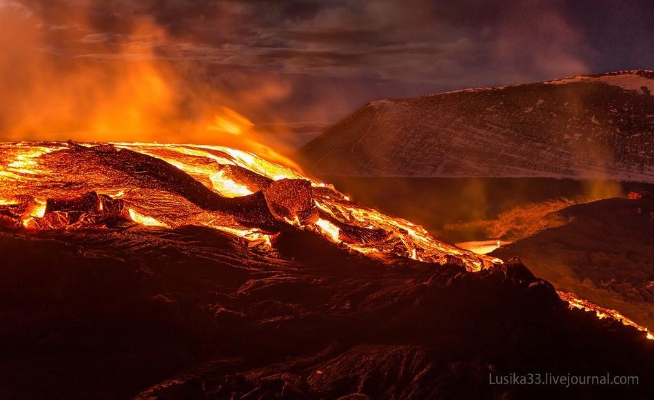 火山喷发岩浆横流的壮观景象__中国甘肃网