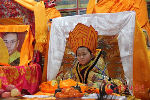 甘南舟曲黑峪寺举行第四世赛布仓活佛坐床庆典仪式(图)