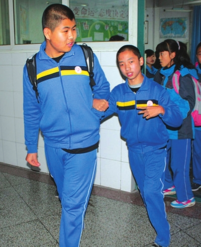 身边好人 好人好事  在兰炼三中有一对令人感动的伙伴从小学到初中,助