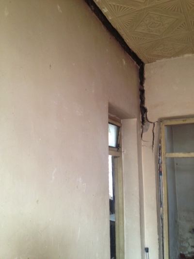 墙角的裂缝令人惊心