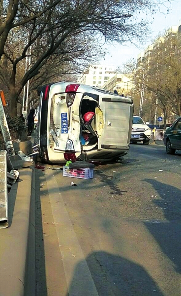 兰州安宁区:疾驰轿车侧翻引发连环事故