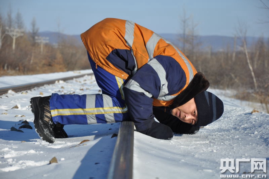 [网络媒体走转改]新春走基层"冷极村"里的铁路线路工