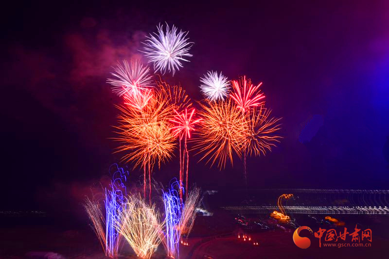 陇拍客 | 兰州榆中焰火晚会闹元宵(组图)