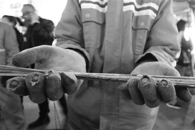 这样的竹签一晚上可清理三四千根