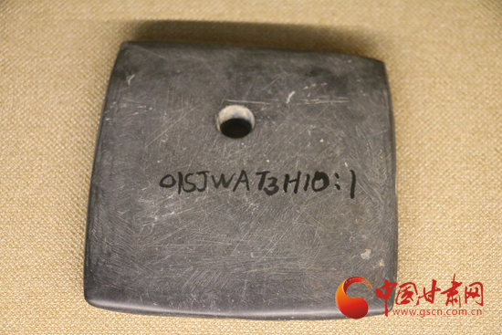 博物馆收藏的单孔石刀