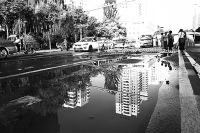 兰州金轮大厦门前水管爆裂正在抢修