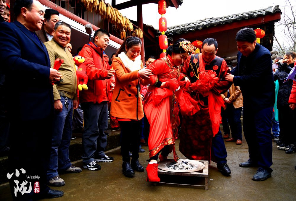 新郎新娘跨火盆