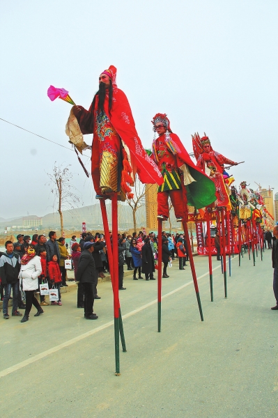 会宁县会师镇北关社火队表演踩高跷.本报通讯员 常琦彪