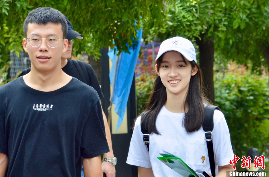 北影开学了!新生亮相星范儿十足 (1/9)(图)