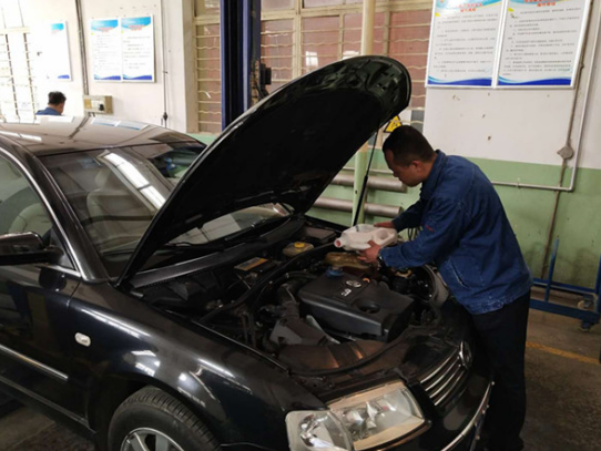 图为驾驶员在进行出车前的车辆检查