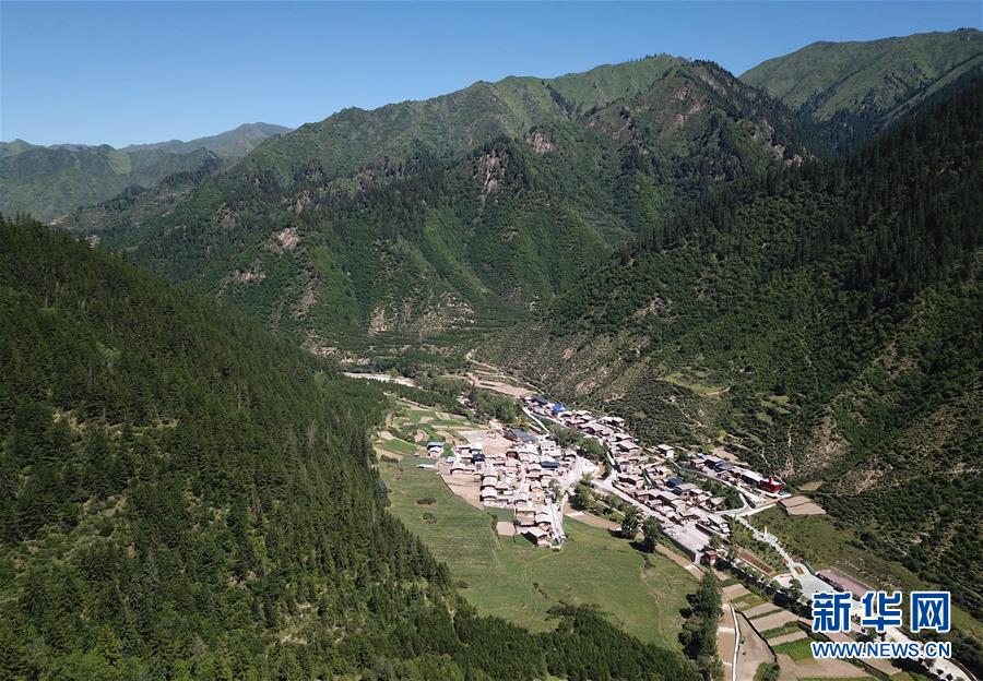 这是甘肃省迭部县达拉乡高吉村(7月27日无人机拍摄).