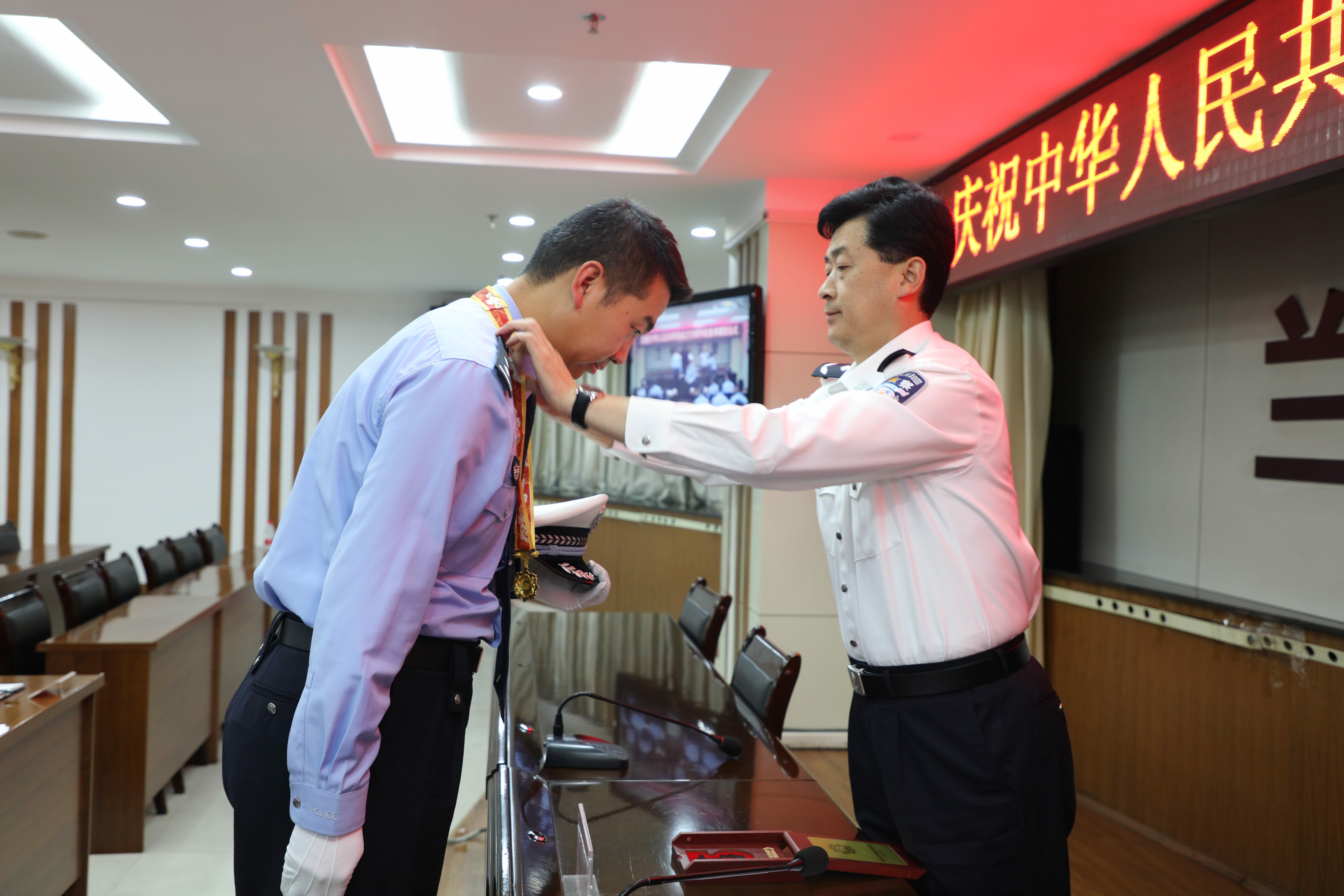 兰州市公安局交警支队"庆祝中华人民共和国成立70周年"纪念章颁发仪式