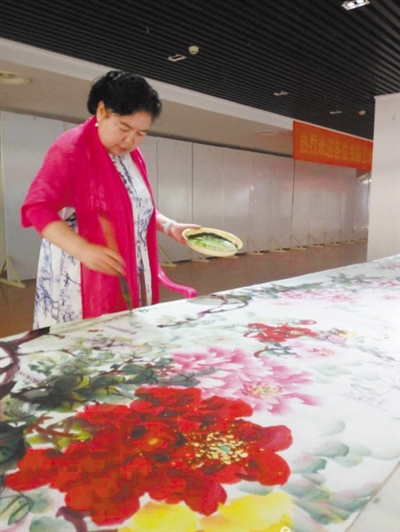 赵喜萍,一个出生在陇东关山脚下的女画家,她笔下的牡丹气势雄浑,姹紫