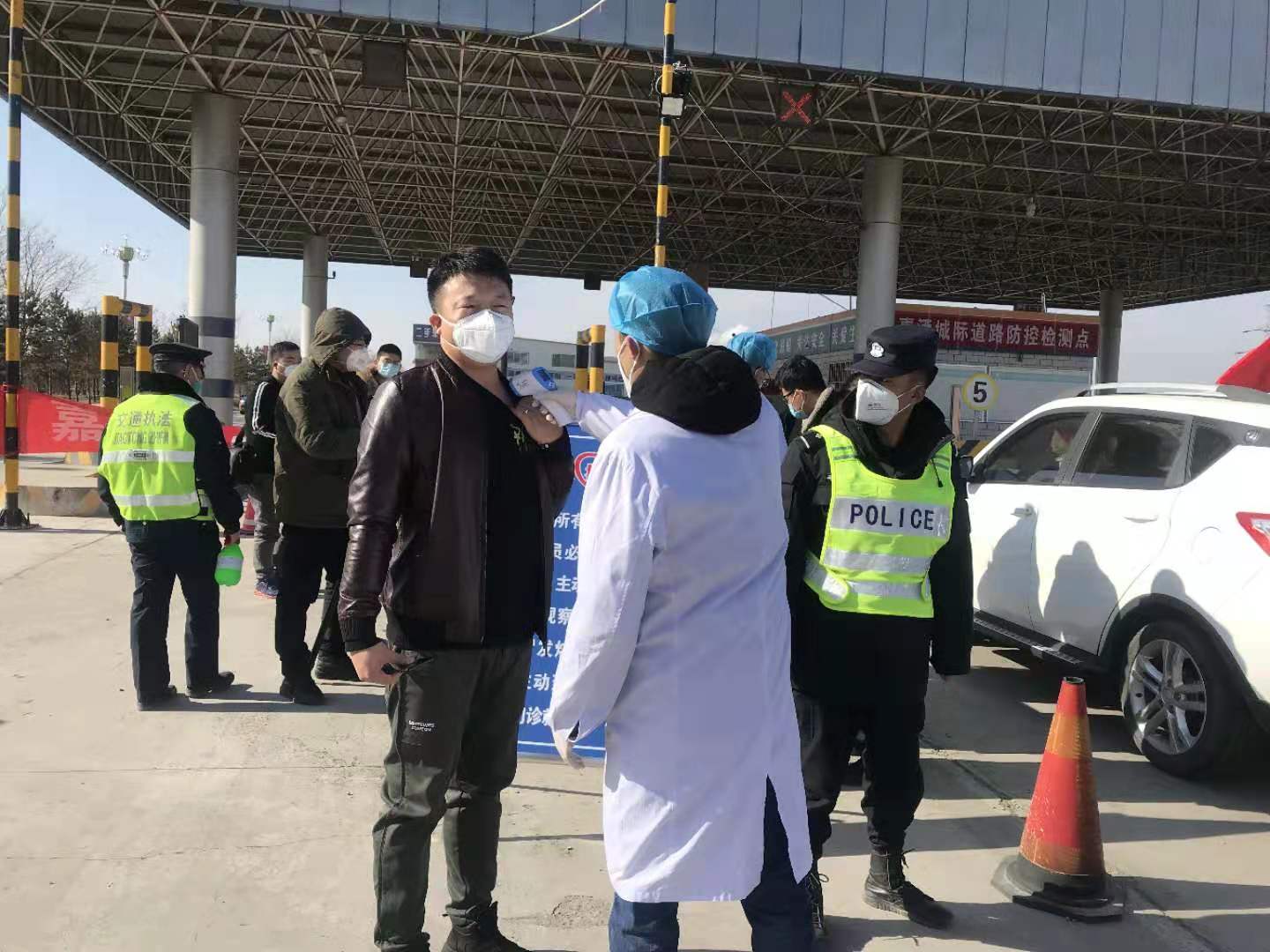 众志成城战胜疫情嘉峪关坚守一线无怨悔肩负使命保安康