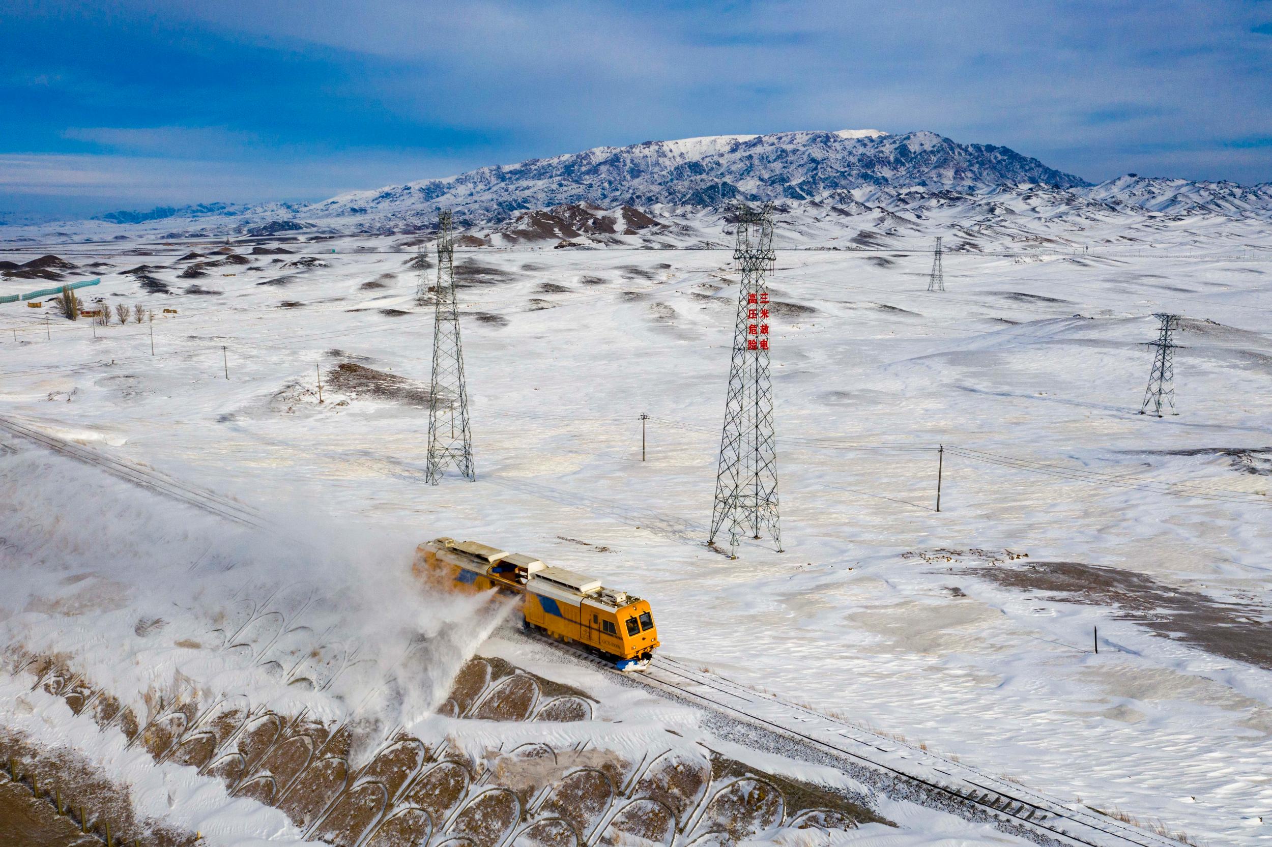 轨道除雪车在玛依塔斯风区克塔铁路沿线进行清雪作业(1月21日摄,无