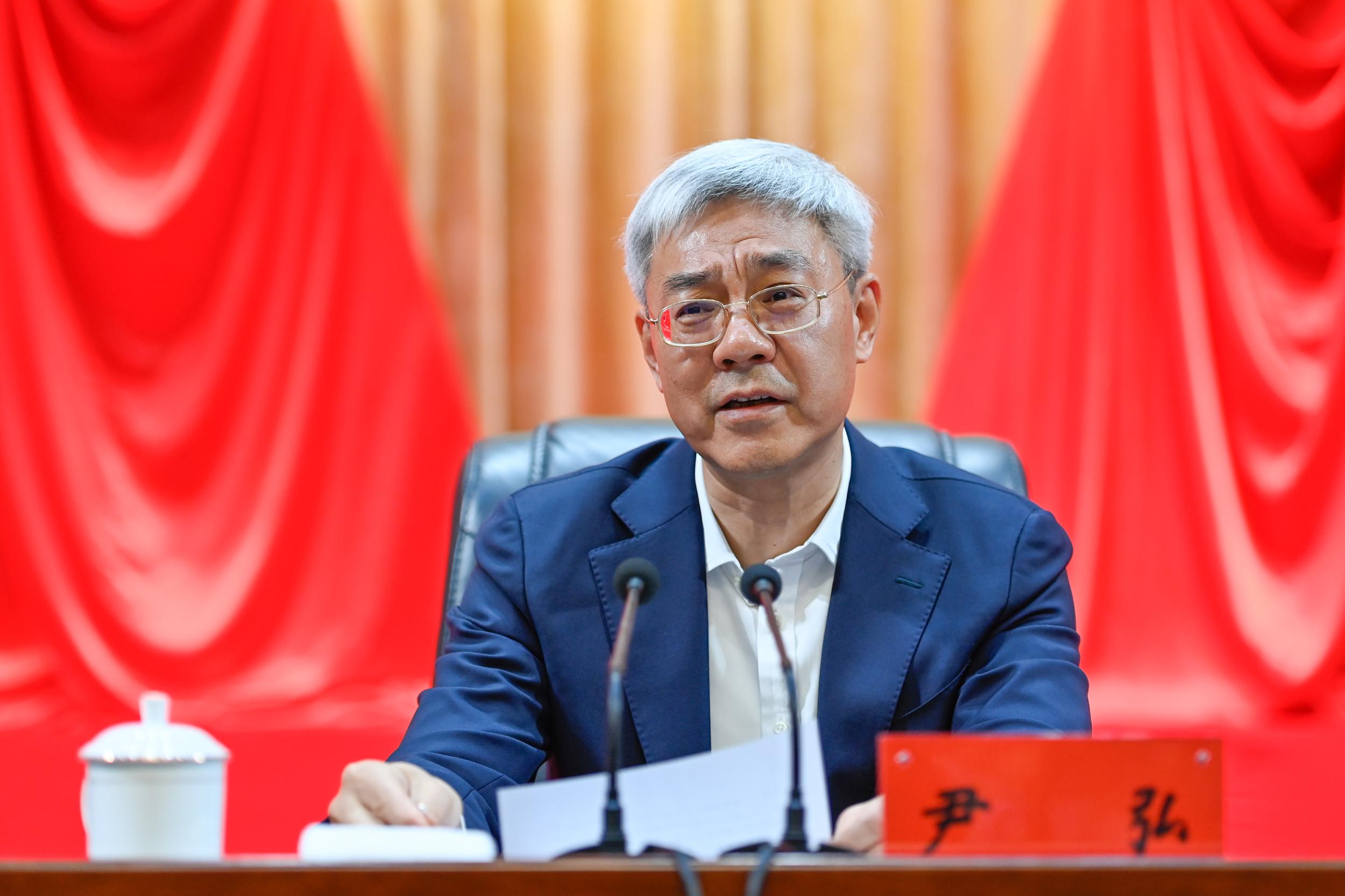 尹弘出席2021年春季学期中青年干部培训班开班式并讲话