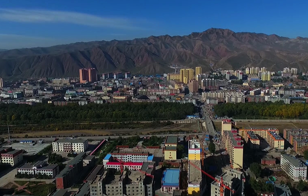 天祝县城全景同时,强化服务保障,从对接,洽谈,审批,落地等环节入手