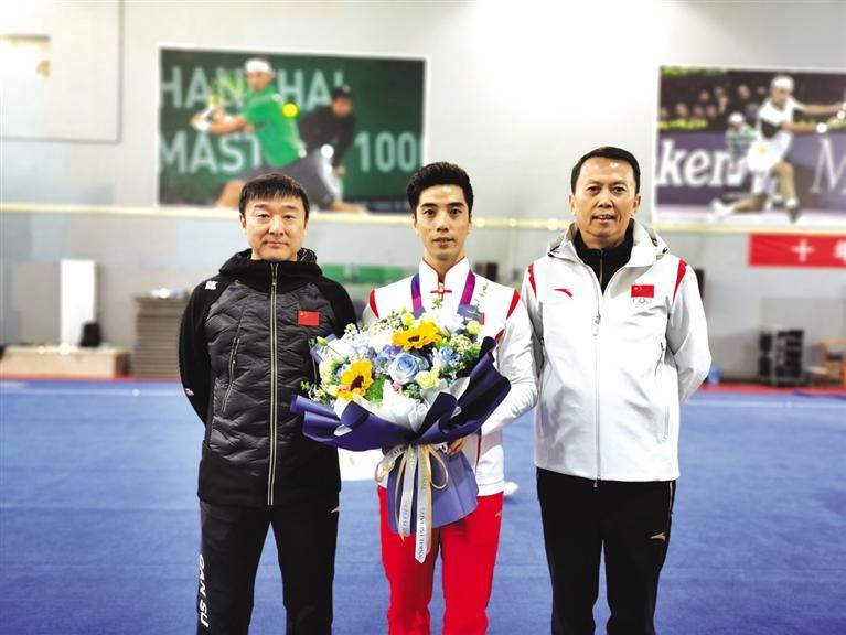 教练于宏举(左),常志昭(中),兰州大学李绍成教授