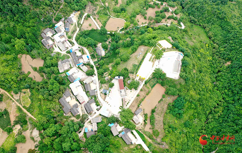 青山间美丽的沙坝镇芦湾村"晴天一身土,雨天两脚泥,通信靠吼,交通靠走
