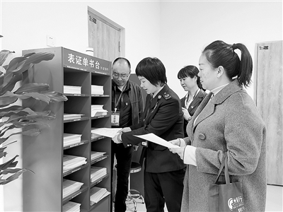 图为该区纪检监察干部在企业走访. 袁浩然 摄