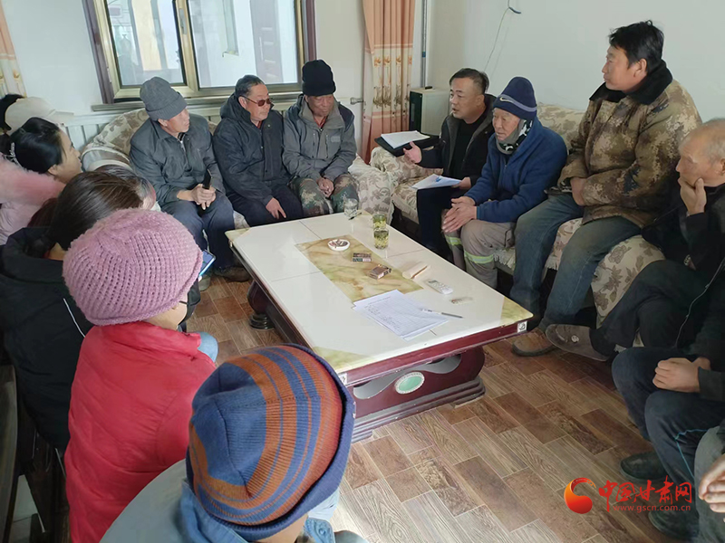 "玉门市花海镇西泉村村民王明拿着"小微权力"清单宣传册说起如今村