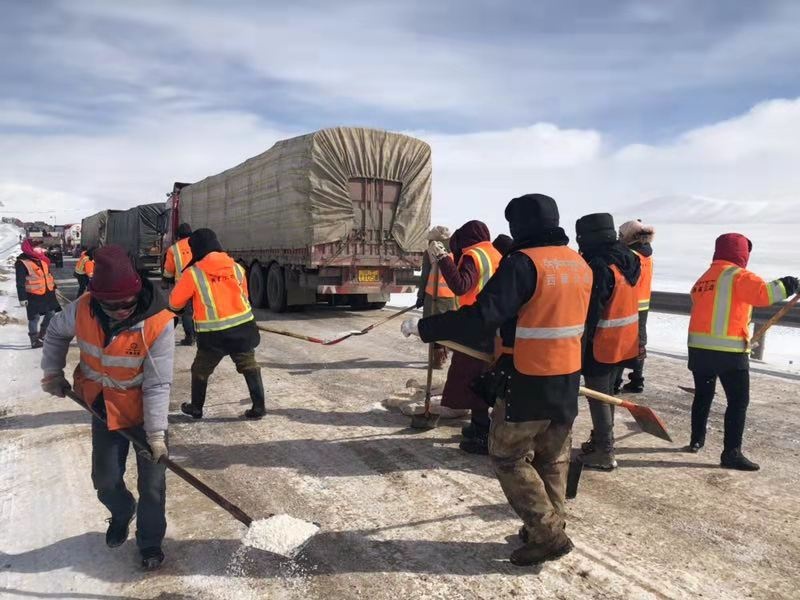 最差,工作条件最艰苦的路段,高寒缺氧,气候恶劣,年平均气温零下8℃,最